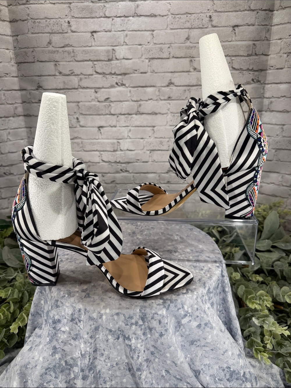 INC - “Kanata” Black & White Fabric Stripe Embroidered Tribal Print Heels WMS 10 - Picture 6 of 11
